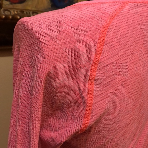 💄Lululemon Long-sleeved + thumb holes “get out and run” athletic pattern top - Picture 12 of 14